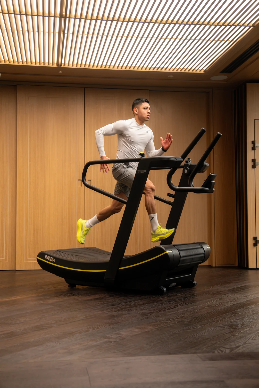 Conditioning on curved treadmill